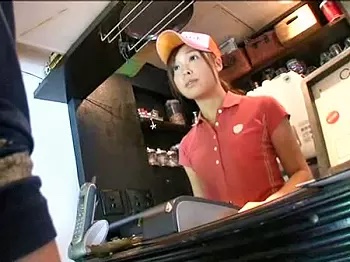 「ちょっと、、こんなところでやめてください、、。」ハンバーガー屋で働く女の子を強制痴漢！！嫌がりながらもだんだん顔が紅潮してきておまんこぐちょぐちょ大量潮吹きwwww